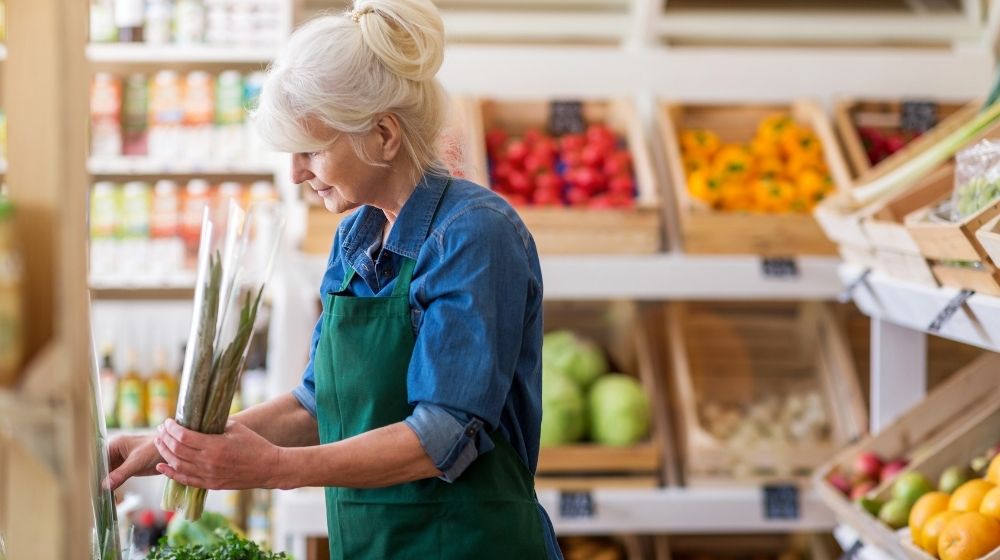 Women arrange produce in her store | Feature | Google Advertising Credits for Small and Medium-Sized Businesses