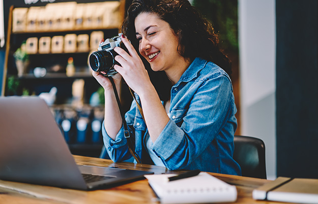 A women takes a photo | Why Your Google Listing Is More Important Than Your Social Presence